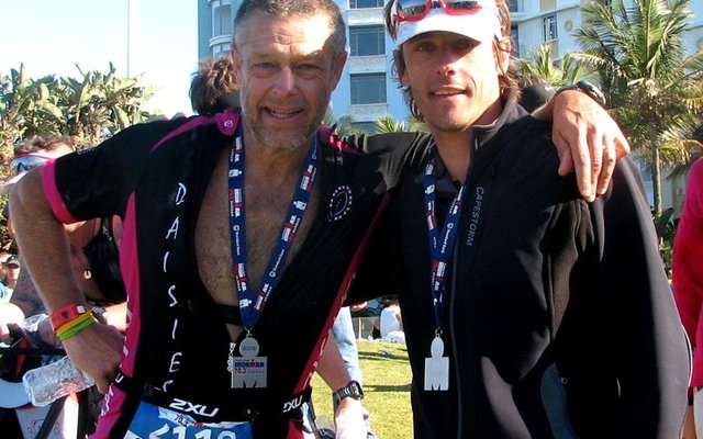 Links is Stoffel Fourie, Franskraal se Ysterman saam met sy seun, Christoff, wat ook aan die Ystermankompetisie deelgeneem het, met hulle medaljes.